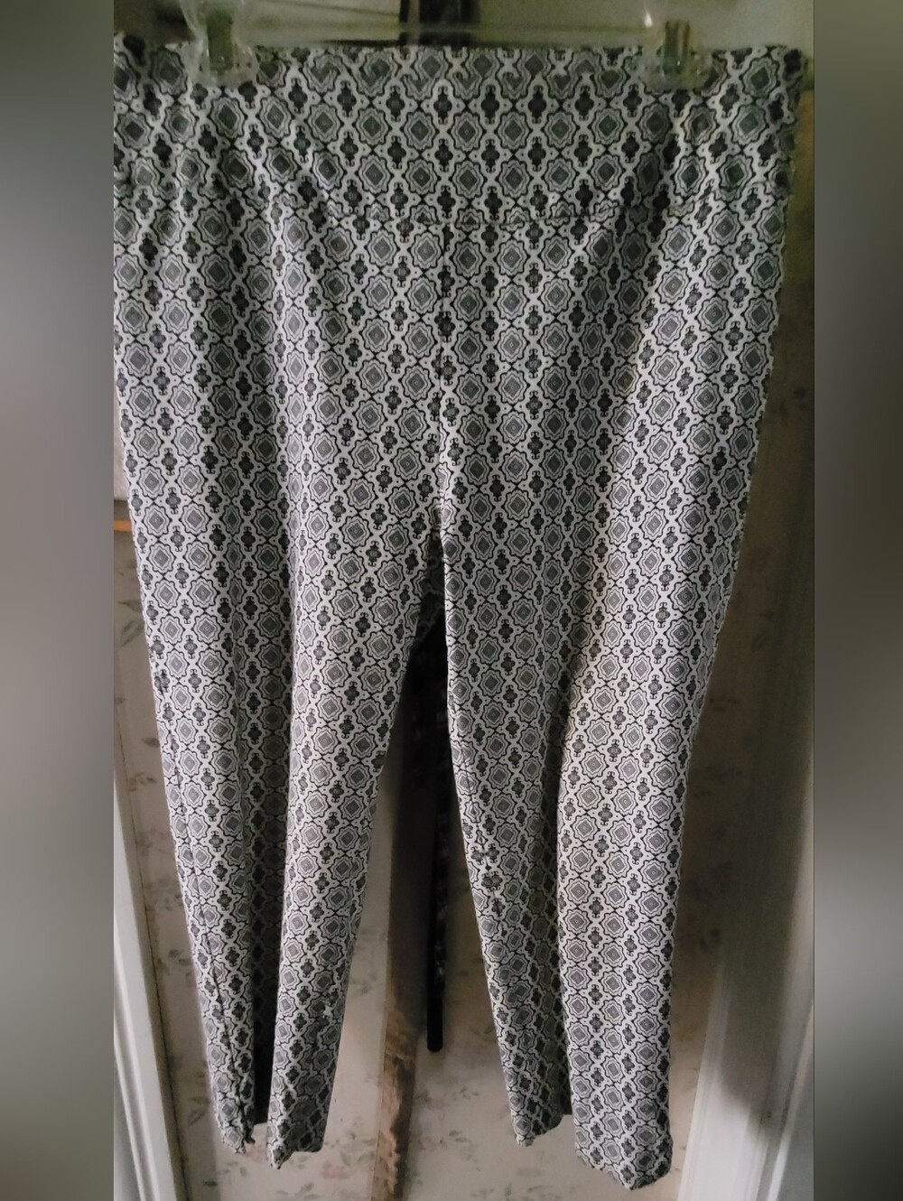 Zac & Rachel Black and White Geometric Pull-on Capri Size 12
